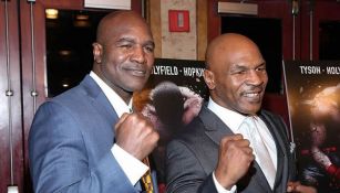 Evander Holyfield y Mike Tyson durante un evento 