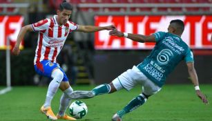 Uriel Antuna y William Tesillo en el partido de Ida de la Semifinal