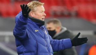 Ronald Koeman dirigiendo un partido del Barcelona