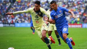 Edson Álvarez en acción con América ante Cruz Azul