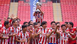 Jugadores de Chivas Sub-20 celebrando el campeonato