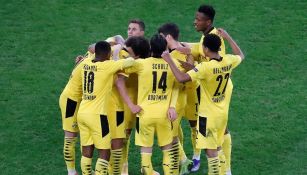 Jugadores de Borussia Dortmund festejan un gol