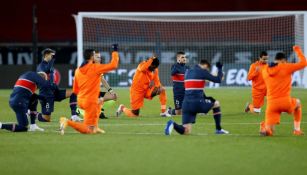 Jugadores del PSG y Estambul en muestra de respeto