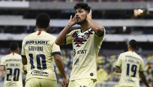 Bruno Valdez festeja un gol con el América