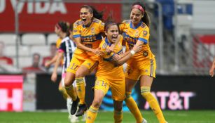 Tigres Femenil en festejo de gol