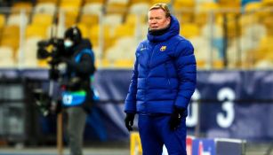 Ronald Koeman observa un duelo de Champions League 