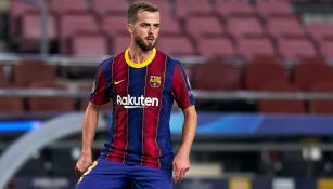 Miralem Pjanic durante un duelo con el Barcelona 