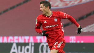 Robert Lewandowski durante un duelo con el Bayern Munich 