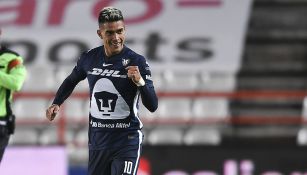 Favio Álvarez festeja un gol con los Pumas