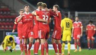 Jugadores del Union Berlín celebran una de las anotaciones ante el Dortmund