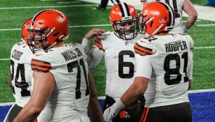 Jugadores de Cleveland celebran un TD