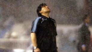 Diego Armando Maradona bajo la lluvia luego de un partido