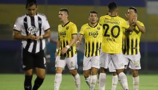 Jugadores de Guaraní festejan el gol de Cecilio Domínguez