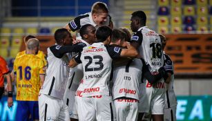 Jugadores del Genk festejan una anotación en Bélgica 