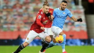 Así se disputa un balón en el Derbi de Manchester 