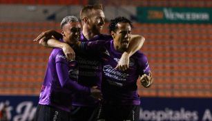 Jugadores de Mazatlán festejan un gol