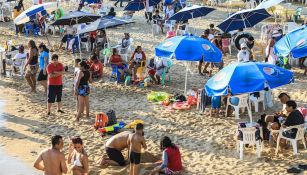 Vacacionistas disfrutan de las playas de Acapulco