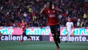 Bryan Angulo durante un partido con Xolos