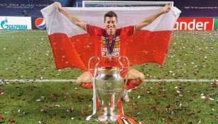 Robert Lewandowski posa con la Champions League 