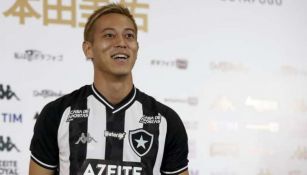 Keisuke Honda con la playera del Botafogo