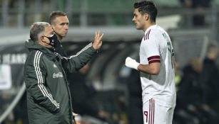 Tata Martino y Raúl Jiménez en un partido con el Tri