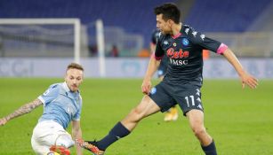 Hirving Lozano durante un partido con Napoli