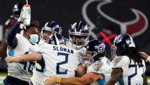 Jugadores de Titans celebran el triunfo en Houston