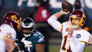 Alex Smith lanza un pase contra Filadelfia