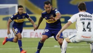 Carlos Tevez en acción con Boca Juniors ante Santos 