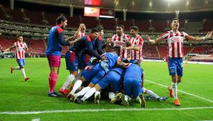 Jugadores de Chivas festejan un gol en el Estadio Akron 