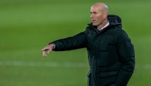 Zinedine Zidane dirigiendo un partido del Real Madrid