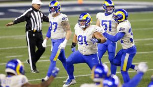 La defensiva de los Rams festeja una jugada ante la ofensiva rival