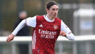 Marcelo Flores durante un duelo con Arsenal Sub 18 