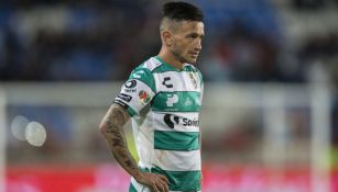 Brian Lozano durante un duelo con Santos en Liga MX 