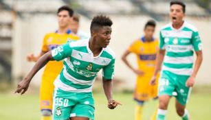 Joao Maleck en acción con Santos Laguna