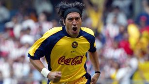 Iván Zamorano celebrando una anotación con las Águilas