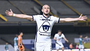 Carlos González festeja un gol con Pumas 