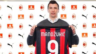 Mario Mandzukic posa con la camiseta del Milan 