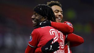 Jugadores del PSV celebran gol ante el Volendam