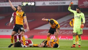 Jugadores del Wolverhampton pidiendo auxilio para Raúl Jiménez