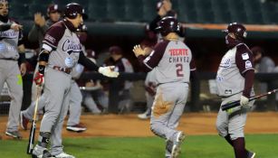 Jugadores de Tomateros festejan una jugada