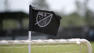 Bandera de la MLS en un campo de entrenamiento