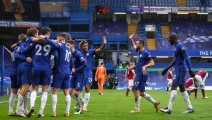 Jugadores del Chelsea festejan gol ante el Burnley 