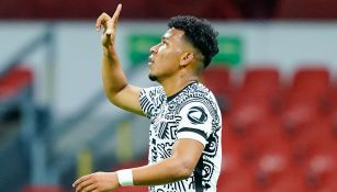 Roger Martínez festeja su gol contra Juárez