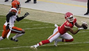 Demarcus Robinson atrapa el ovoide en juego de los Chiefs