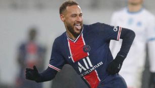 Neymar celebra un gol con PSG