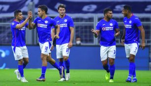 Jugadores de Cruz Azul festejan un tanto en el Azteca 