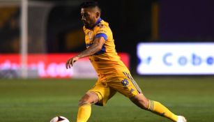 Javier Aquino en partido con Tigres