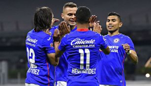 Jugadores de Cruz Azul festejan un gol