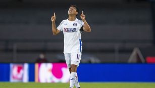 Elías Hernández festeja un gol con Cruz Azul